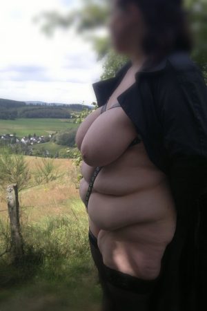 Putain j’ai trop chaud là au bureau faut que ça sorte Léa - rencontre-Libertine-Antibes